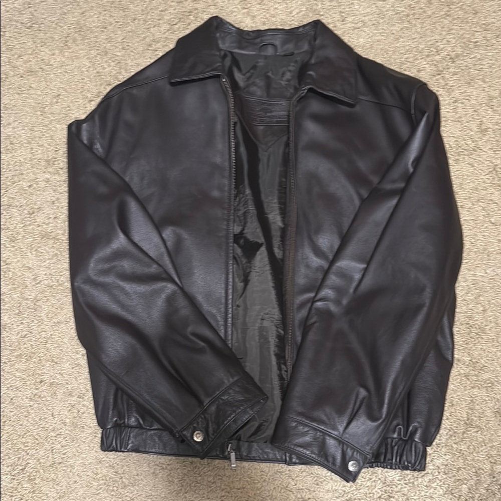 Roundtree & Yorke brown genuine leather Jacket in size Medium for men or…